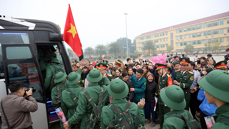 Người thân động viên thanh niên tham gia nhập ngũ năm 2025.