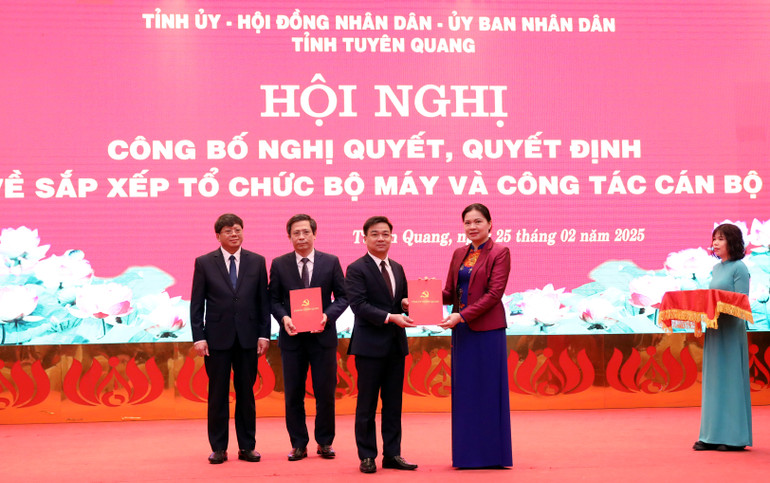 Trao Quyết định phân công, điều động, chỉ định ông Nguyễn Hưng Vượng giữ chức vụ Bí thư Thành ủy Tuyên Quang.