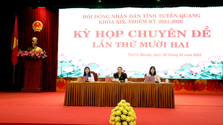 Các đồng chí Chủ tọa kỳ họp.