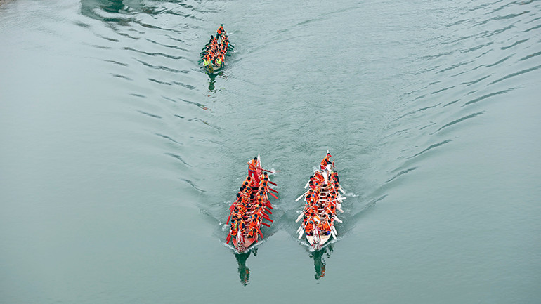 Các đội đua tranh tài quyết liệt, hấp dẫn tại hội đua.