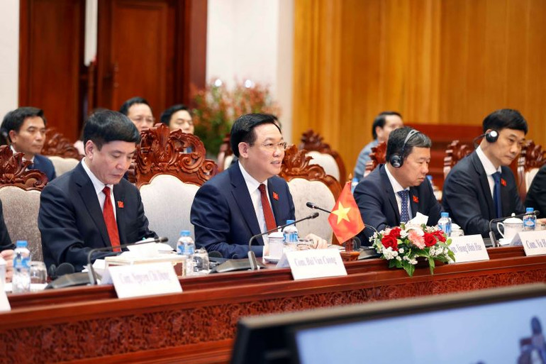 Chủ tịch Quốc hội Vương Đình Huệ phát biểu.