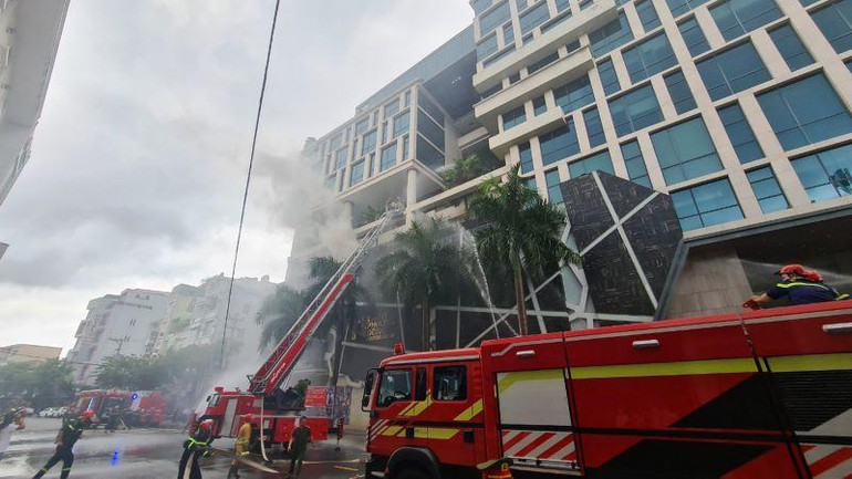 Sử dụng xe thang đưa người bị nạn thoát khỏi đám cháy an toàn.