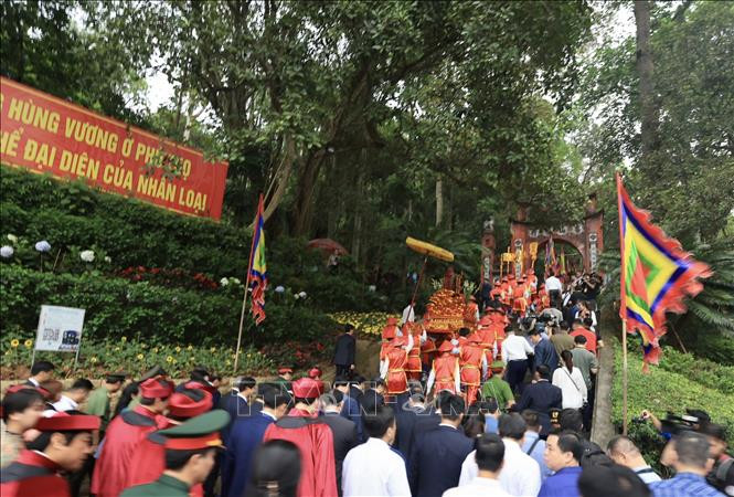 Đoàn hành lễ lên đỉnh Nghĩa Lĩnh linh thiêng.