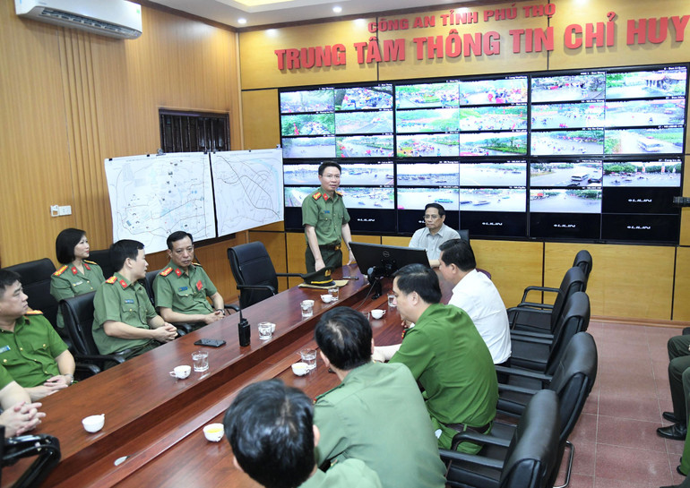 Đại tá Nguyễn Minh Tuấn, Giám đốc Công an tỉnh Phú Thọ báo cáo Thủ tướng Chính phủ tại buổi làm việc.