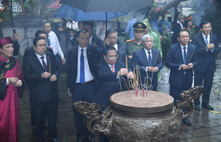 Thủ tướng Phạm Minh Chính và các đồng chí lãnh đạo dâng hương tại Đền Giếng.