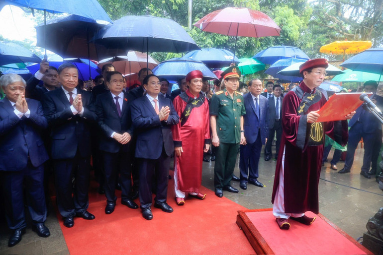 Thủ tướng Phạm Minh Chính và các đồng chí lãnh đạo thực hiện nghi thức Giỗ Tổ trước Đền Thượng.