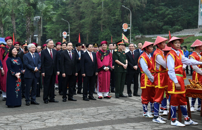 Thủ tướng Phạm Minh Chính và các đại biểu chuẩn bị thực hiện nghi lễ Giỗ Tổ.