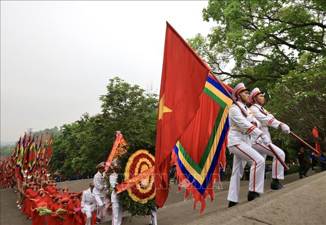 Đoàn hành lễ lên đỉnh Nghĩa Lĩnh linh thiêng. (Ảnh: Nhật Anh/TTXVN)