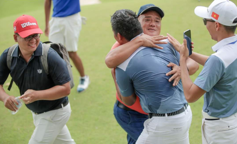 Niềm vui chiến thắng của đội tuyển golf Việt Nam.