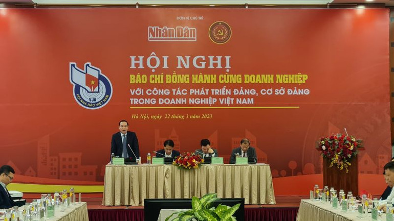 Đồng chí Hồ Xuân Trường, Phó Bí thư Đảng ủy Khối Doanh nghiệp Trung ương giải đáp một số câu hỏi của cơ quan báo chí.