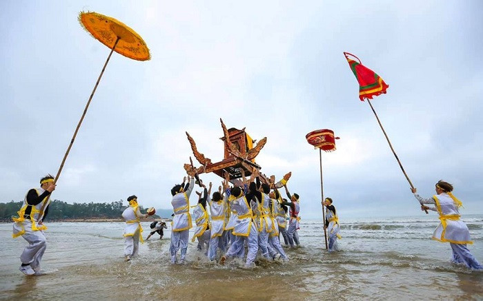 Lễ hội đền Cờn ở Quỳnh Phương, thị xã Hoàng Mai là một trong những lễ hội lớn ở Nghệ An.