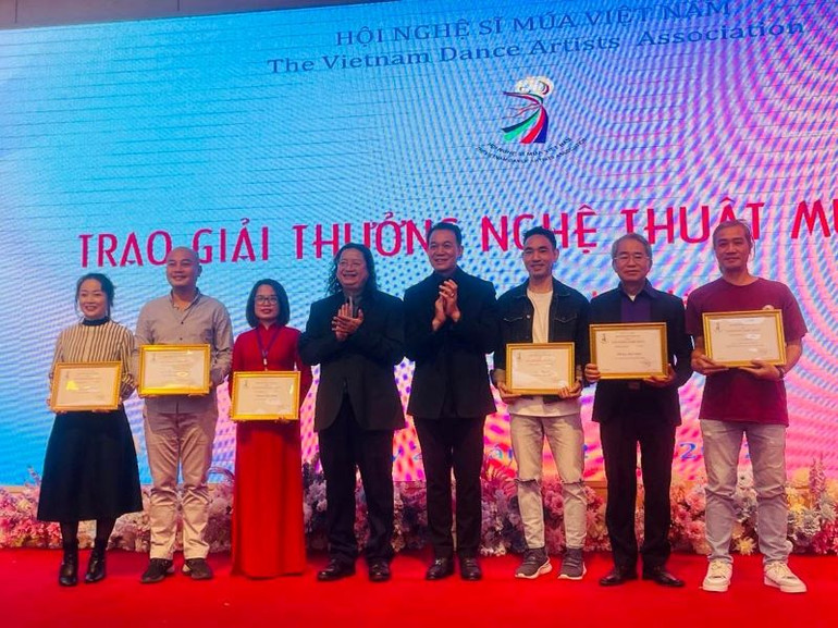 Trao Giải thưởng hạng A cho các tác giả có tác phẩm múa, chùm tiểu luận xuất sắc.