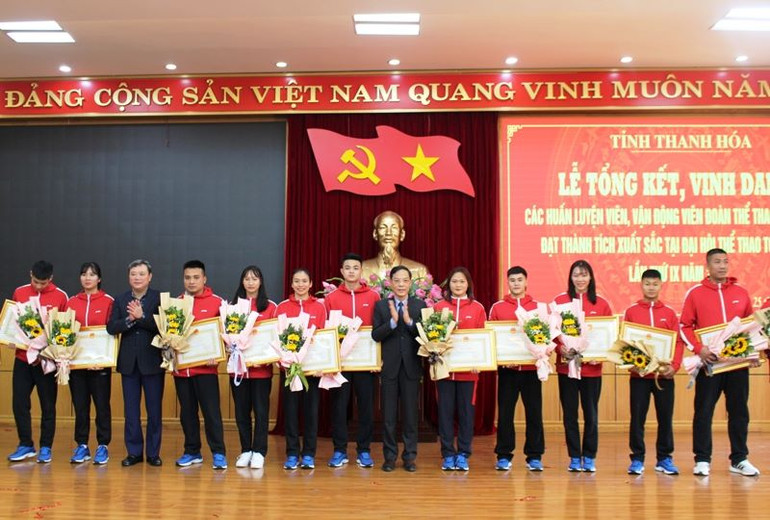 Lãnh đạo tỉnh Thanh Hóa trao tặng Bằng khen cho các vận động viên đạt thành tích cao tại Đại hội thể dục thể thao toàn quốc lần thứ IX. Lãnh đạo tỉnh Thanh Hóa trao tặng Bằng khen cho các vận động viên đạt thành tích cao tại Đại hội thể dục thể thao toàn quốc lần thứ IX.