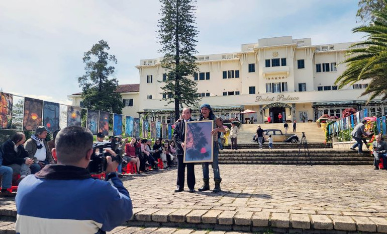 MPK tặng tác phẩm cho người khơi gợi ý tưởng triển lãm “Ngo” - ông Trần Thanh Hoài, Phó Giám đốc Sở Văn hóa, Thể thao và Du lịch Lâm Đồng.