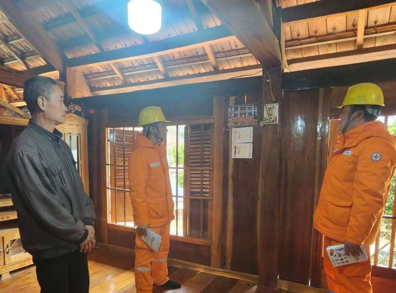 Cán bộ Công ty điện lực Sơn La hướng dẫn người dân cách sử dụng điện an toàn.