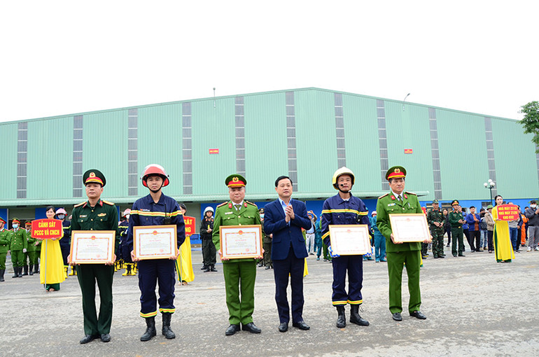 Lãnh đạo tỉnh Tuyên Quang trao bằng khen cho các cá nhân.