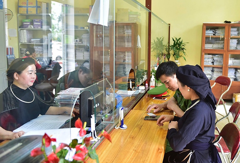 Người dân được hướng dẫn các thao tác sử dụng phần mềm công nghệ số trên điện thoại di động.