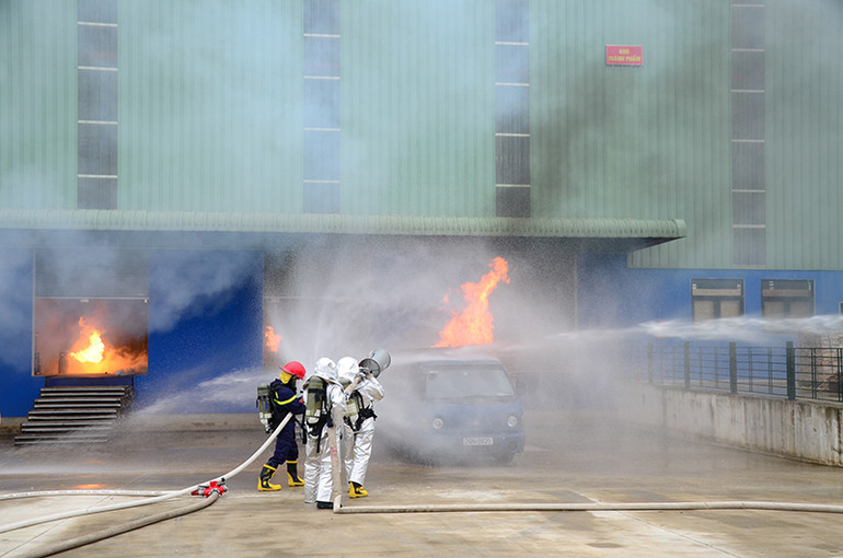 Tập trung dập lửa đám cháy giả định.