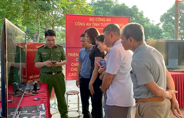 Người dân trải nghiệm ứng dụng Cơ sở dữ liệu quốc gia về dân cư.