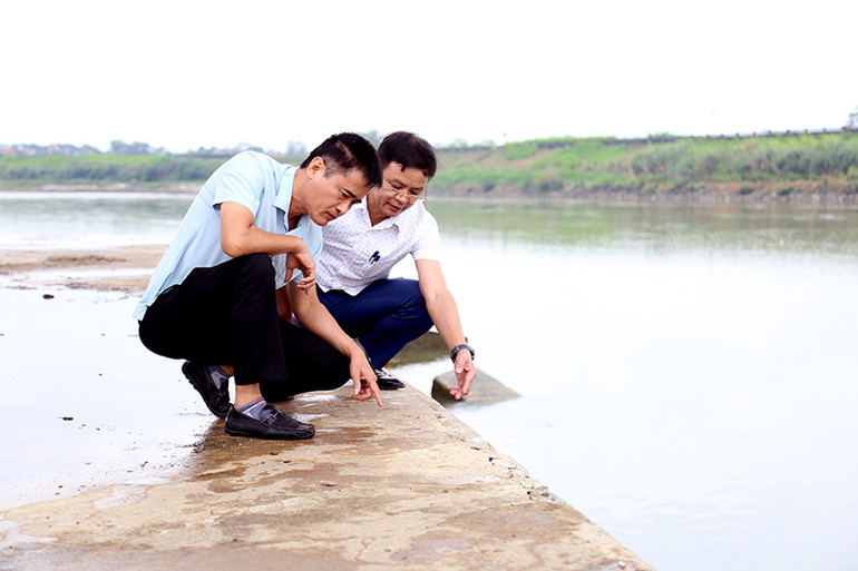 Phát hiện vết nứt tại mép ngoài bê-tông bệ trụ T4 nghi do sét đánh. Phát hiện vết nứt tại mép ngoài bê-tông bệ trụ T4 nghi do sét đánh.