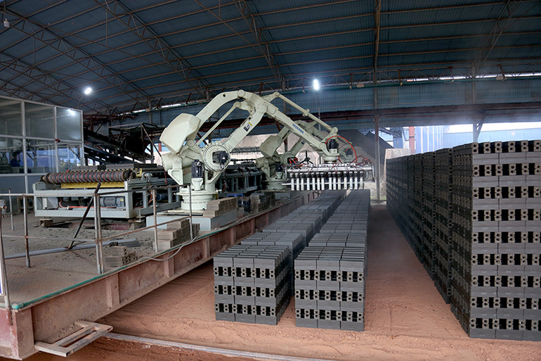 Dây chuyền tự động ứng dụng công nghệ cao trong sản xuất của Nhà máy gạch tuynel chất lượng cao Tuyên Quang.