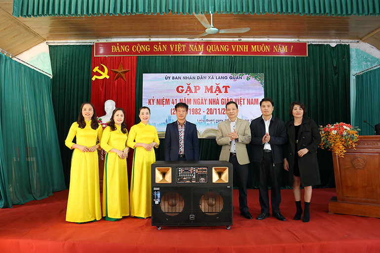 Lãnh đạo Ủy ban nhân dân huyện Yên Sơn, Văn phòng Báo Nhân Dân tại Tuyên Quang và nhà tài trợ trao tặng hệ thống loa cho Trường mầm non xã Lang Quán.