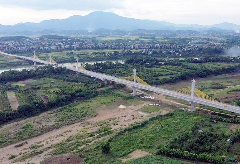 Cầu Tình Húc bắc qua sông Lô. Cầu Tình Húc bắc qua sông Lô.