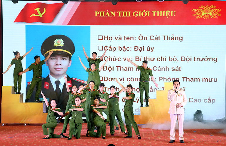 Phần thi tự giới thiệu của thí sinh thuộc Đảng bộ Công an tỉnh Tuyên Quang.