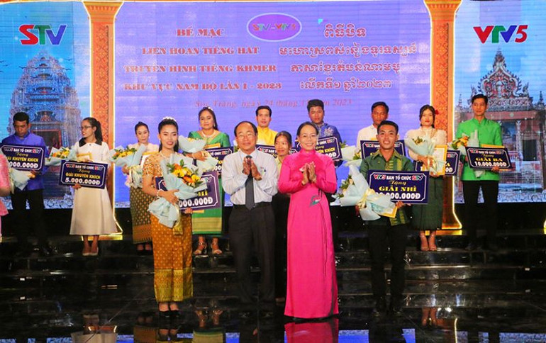 Ban Tổ chức trao giải Nhì cho 2 thí sinh.