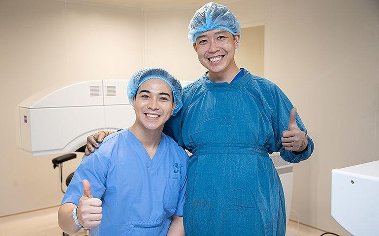 TS, BS Trần Đình Minh Huy (bên phải) và cộng sự tại nơi làm việc.