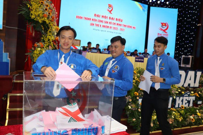 Đại biểu bỏ phiếu bầu Đoàn đại biểu tham dự Đại hội Đoàn toàn quốc lần thứ XII. Đại biểu bỏ phiếu bầu Đoàn đại biểu tham dự Đại hội Đoàn toàn quốc lần thứ XII.