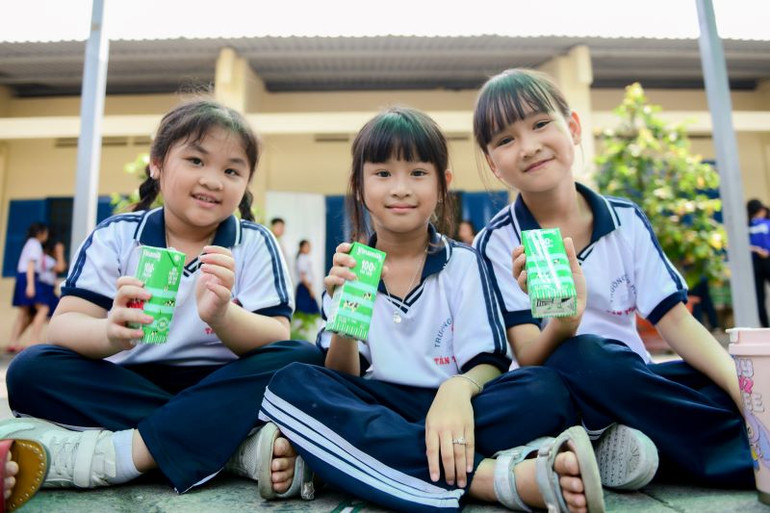 Nụ cười đáng yêu của các em học sinh “vùng đất thép” trong ngày Quỹ sữa đến thăm. (Ảnh: Nam Anh)