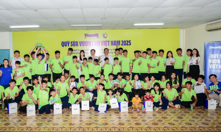 Bên cạnh nguồn dinh dưỡng thiết yếu là những hộp sữa, món quà Quỹ sữa mang đến còn là sự quan tâm, chăm sóc và động viên các em để vươn lên trong cuộc sống. (Ảnh: Nam Anh)