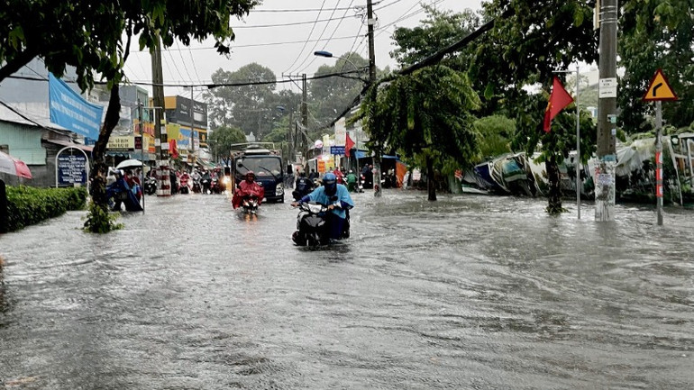 Cứ sau cơn mưa khu vực đường Tô Ngọc Vân, thành phố Thủ Đức ngập nặng, khiến việc lưu thông rất khó khăn. (Ảnh: THẾ ANH)