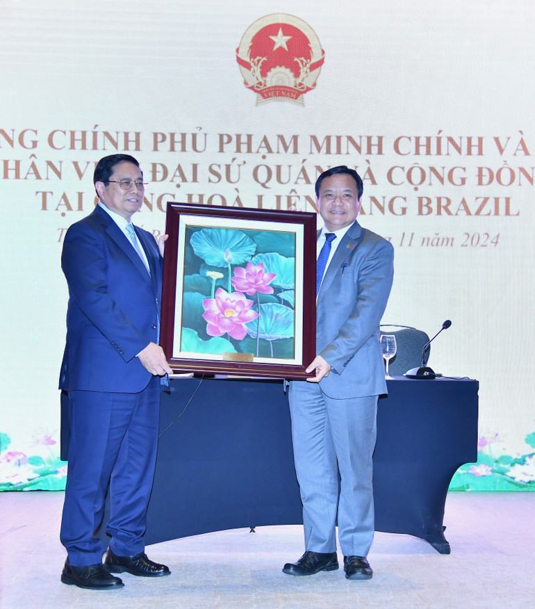 Thủ tướng Phạm Minh Chính tặng quà lưu niệm cho Đại sứ quán Việt Nam tại Brazil (Ảnh: Thanh Giang).