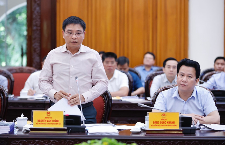 Bộ trưởng Giao thông vận tải Nguyễn Văn Thắng phát biểu ý kiến tại cuộc họp. (Ảnh: TRẦN HẢI)
