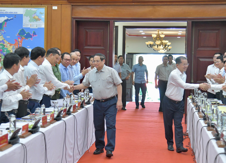 Thủ tướng Phạm Minh Chính với các đại biểu thành phố Đà Nẵng. (Ảnh: THANH GIANG)