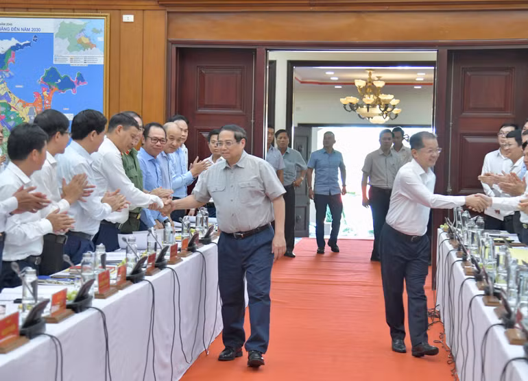 Thủ tướng Phạm Minh Chính với các đại biểu thành phố Đà Nẵng. (Ảnh: THANH GIANG)