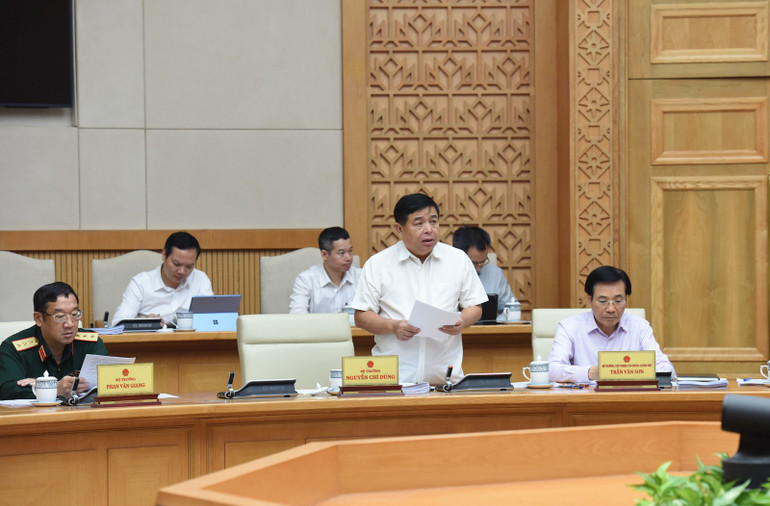 Bộ trưởng Kế hoạch và Đầu tư Nguyễn Chí Dũng phát biểu ý kiến tại phiên họp. (Ảnh: Trần Hải)