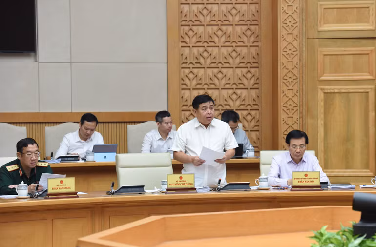 Bộ trưởng Kế hoạch và Đầu tư Nguyễn Chí Dũng phát biểu ý kiến tại phiên họp. (Ảnh: Trần Hải)