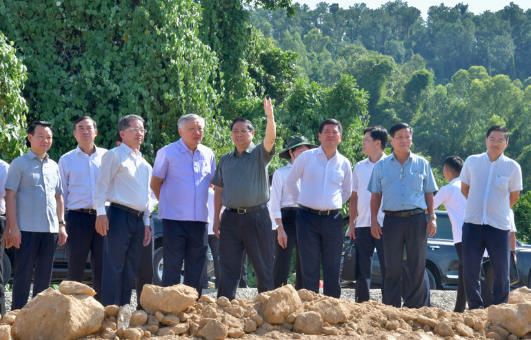 Thủ tướng Phạm Minh Chính thị sát khu vực đầu tư xây dựng bến cảng Liên Chiểu. (Ảnh: THANH GIANG) Thủ tướng Phạm Minh Chính thị sát khu vực đầu tư xây dựng bến cảng Liên Chiểu. (Ảnh: THANH GIANG)