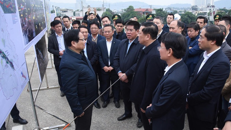 Thủ tướng Phạm Minh Chính chỉ đạo Bộ Giao thông vận tải đẩy nhanh tiến độ hoàn thành báo cáo nghiên cứu khả thi tuyến đường sắt Lào Cai - Hà Nội - Hải Phòng. (Ảnh: TRẦN HẢI)