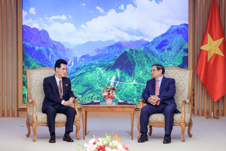Thủ tướng Phạm Minh Chính tiếp Đại sứ Cộng hòa Dân chủ nhân dân Triều Tiên tại Việt Nam Ri Sung Guk. (Ảnh: TRẦN HẢI)