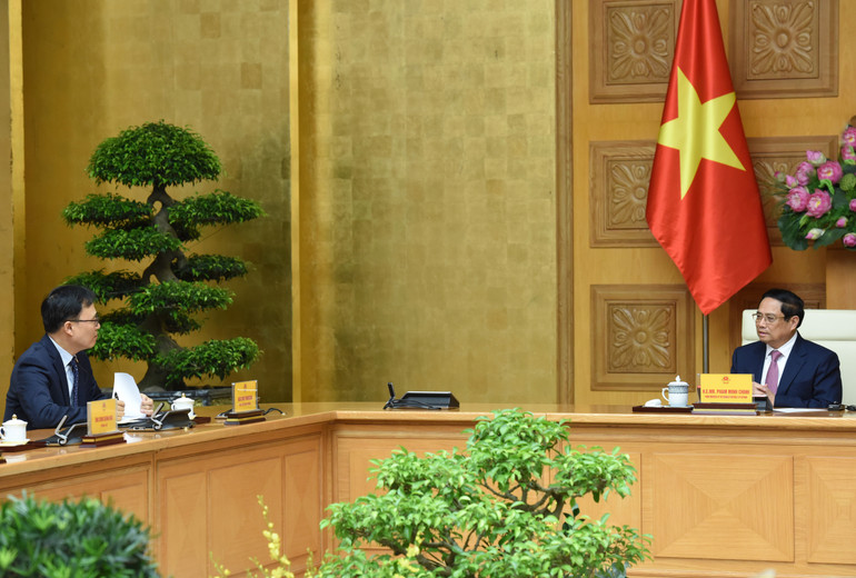 Thủ tướng Phạm Minh Chính trao đổi với Đại sứ Hàn Quốc tại Việt Nam Choi Young Sam (Ảnh: Trần Hải).