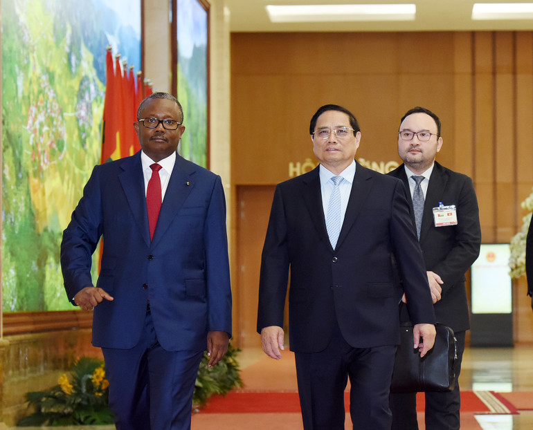 Thủ tướng Phạm Minh Chính và Tổng thống Cộng hòa Guinea-Bissau Umaro Sissoco Embalo vào phòng hội kiến (Ảnh: Trần Hải).