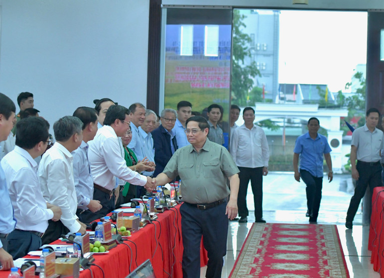 Thủ tướng Phạm Minh Chính với các đại biểu vùng Đồng bằng sông Cửu Long tham dự Hội nghị.