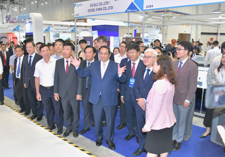 Thủ tướng Phạm Minh Chính tham quan Triển lãm. (Ảnh: THANH GIANG)