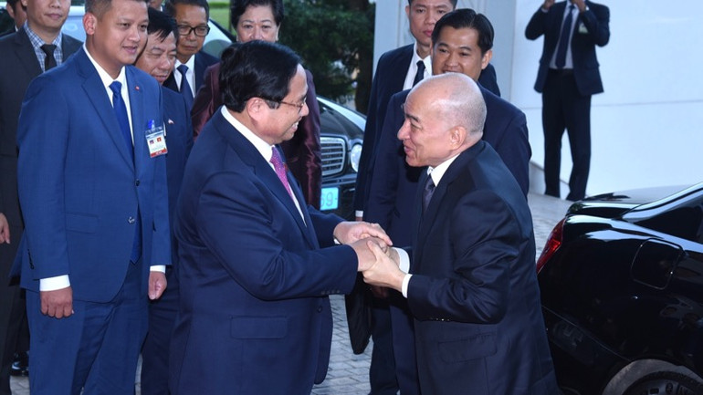 Thủ tướng Chính phủ Phạm Minh Chính đón Quốc vương Campuchia Norodom Sihamoni tại sảnh Trụ sở Chính phủ (Ảnh: Trần Hải).