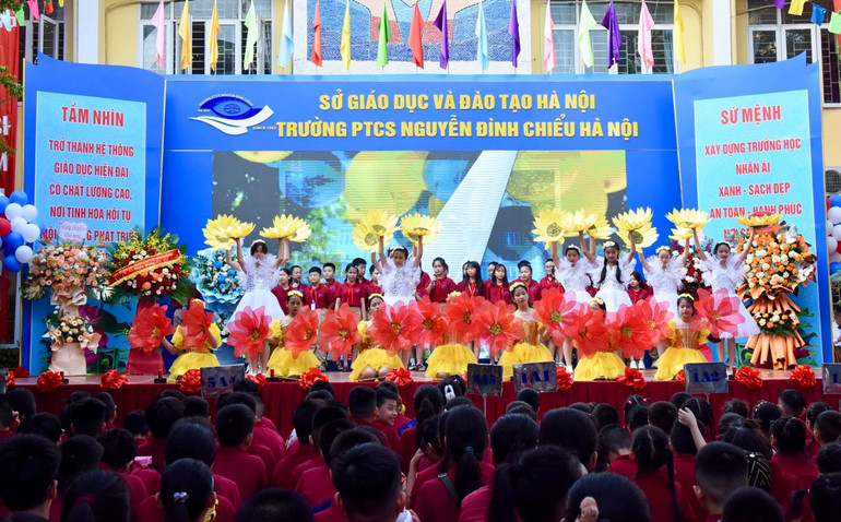 Một tiết mục biểu diễn văn nghệ do các cháu học sinh Trường Phổ thông cơ sở Nguyễn Đình Chiểu thực hiện. (Ảnh: TRẦN HẢI)