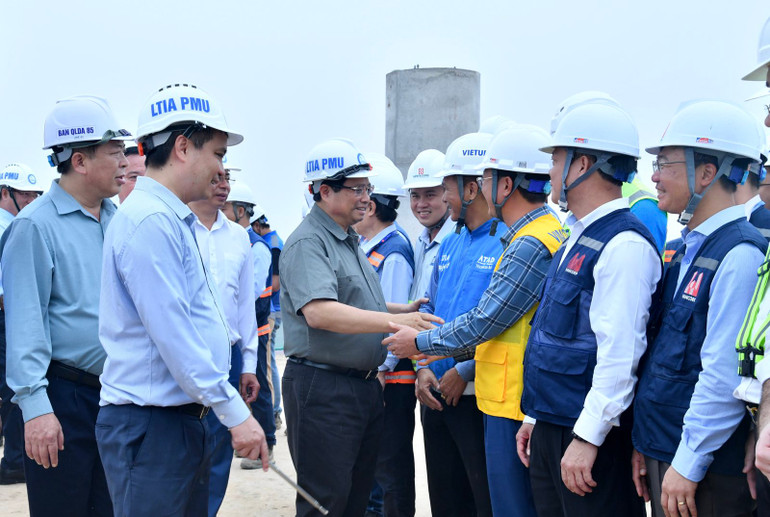 Thủ tướng Phạm Minh Chính tới thăm công trường, động viên kỹ sư, công nhân đang thi công Nhà ga hành khách Cảng hàng không quốc tế Long Thành. (Ảnh: THANH GIANG)